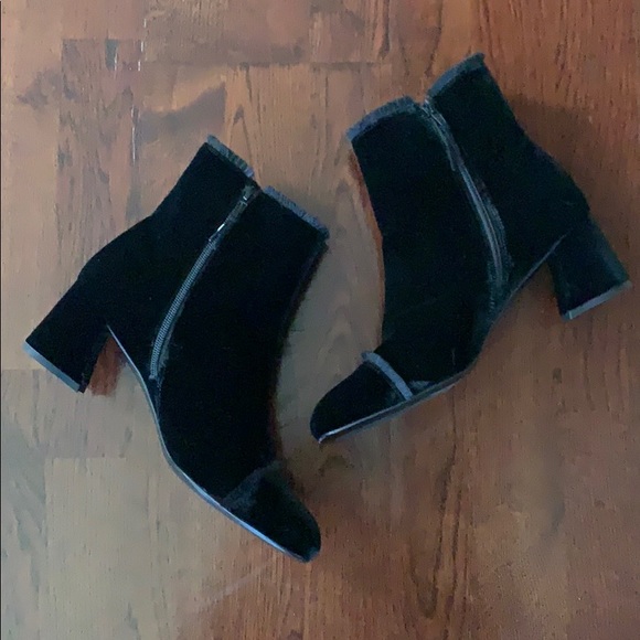 STUART WEITZMAN | Velvet Booties - Picture 2 of 7